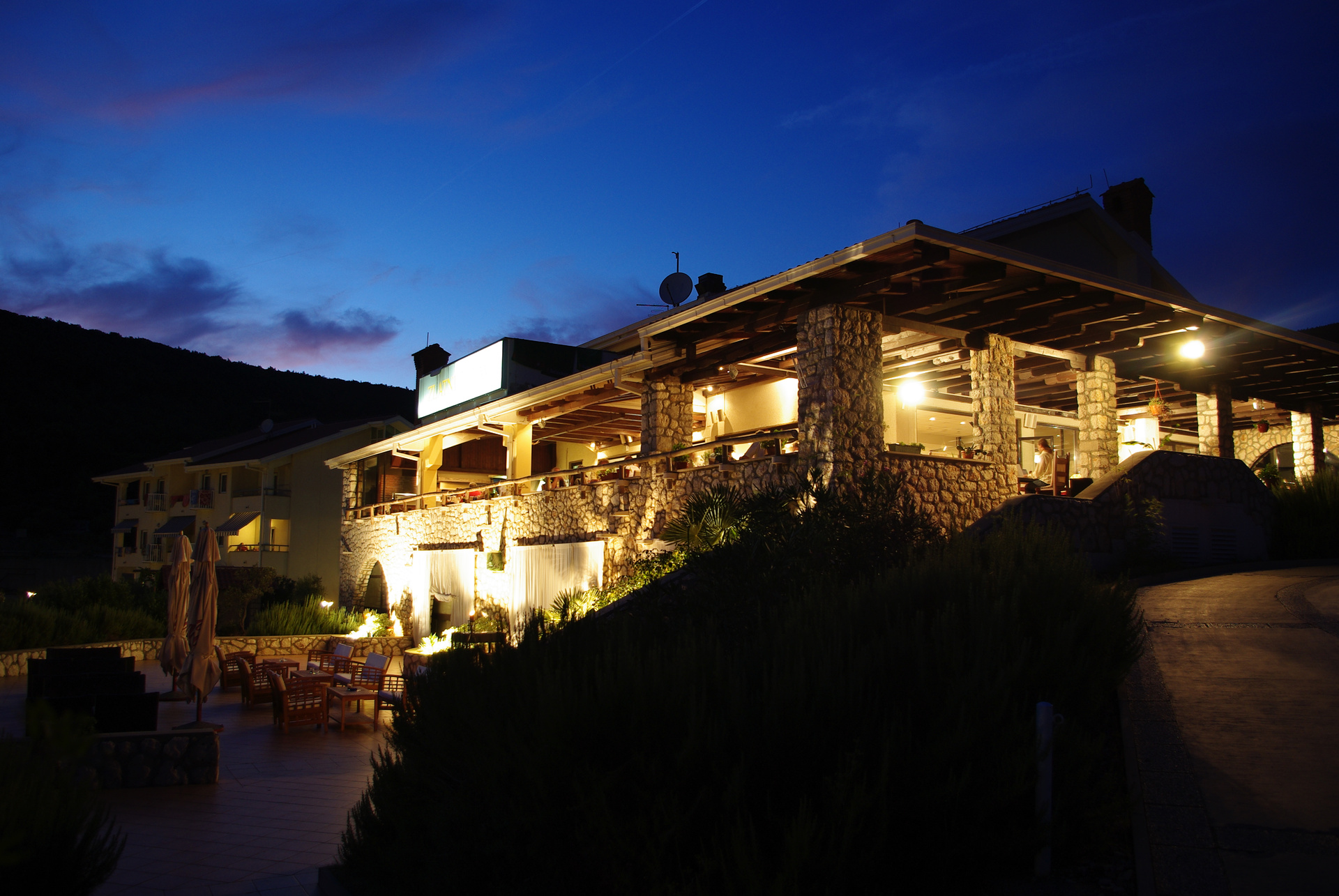 Hotel Zlatni Lav and restaurant illuminated at night